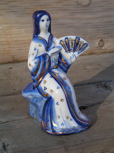 Следующие три
приехали в посылке из Москвы. Вот такая чудесная китаянка :-) Гжель.
Язык у этого колокольчика - туфельки, и приделан так, что иллюзию
"сидящей дамы" не нарушает.