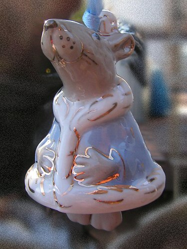 Мышиный король,
крохотный совсем, сделан в России. Язык колокольчика - мышиные лапки.