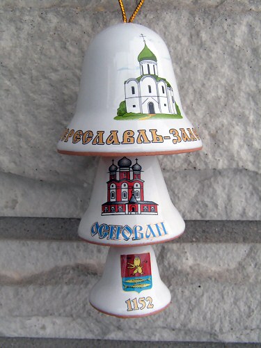 И опять замечательные подарки - этот колокольчик и следующий. Колокольчик-"матрешка" из Переславля-Залесского, когда стоит - один, когда висит - три.