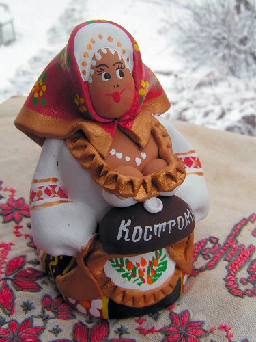 Совершенно роскошная
костромская красавица. Кому интересно, как она выглядит со спины - фото
есть в альбоме "Керамика". Художник Елена
Илларионова.