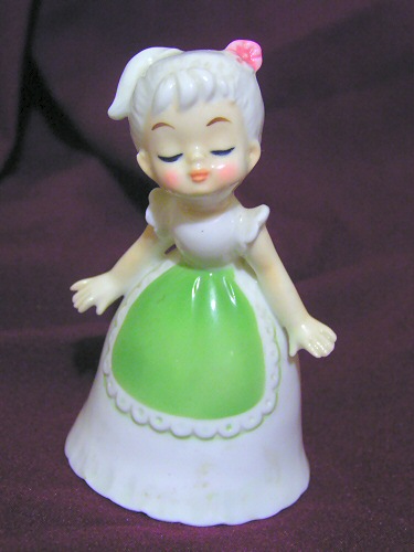 Девочка-колокольчик.
Кем и когда сделана - не знаю. Крохотная, с мизинец. Сделана в Японии,
костяной фарфор.