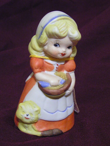 Девочка-стервочка от Jasco, США. Она приехала ко мне с
замечательным примечанием. Раскрашивали девочку на Тайване, и
раскрасили так... тяп-ляп. В результате выражение лица у нее стало -
ну, в общем, сами смотрите :-)