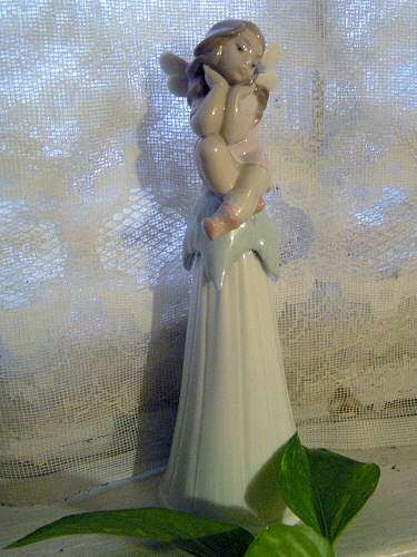 Lladro, Испания.
It's a girl. Я уже говорила, что Lladro - это диагноз? :-)