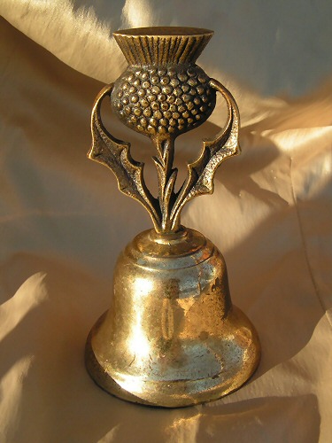 Чертополох, тоже неизвестного проихождения. Явно очень старый и,
скорее всего, не латунный - слишком хорошо для латуни сохранился, и
голос у него сильный, чистый, с эхом