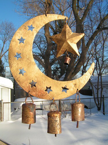 Этот -
уличный. Добыт в Польше, видимо, там и сделан местными умельцами. Не
колокольчик - целый оркестр, дотронься - звенит-заливается...