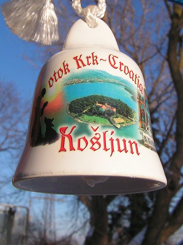 Из серии "о
хороших людях и разных местах". Этот колокольчик мне отдала в
Москве подруга. А привезла она его, соответственно, из Хорватии.