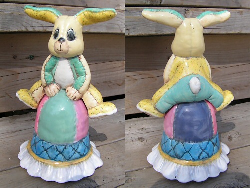 "Лоскутный" заяц. Высокий, больше 20-ти
сантиметров. Художник Dorothy Loise, Канада, провинция Саскачеван.
Сделан в маленькой домашней мастерской. Второй канадский колокольчик в
моей коллекции. И первый - канадский авторский.