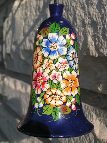 Колокольчик
деревянный, а вместо языка - маленький металлический бубенчик