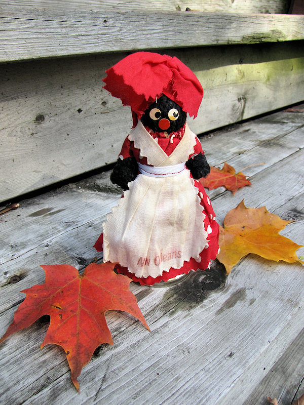 Шерстяные нитки,
ткань, металлический колокольчик