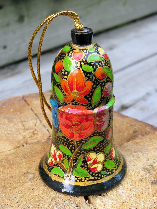 дерево, внутри -
металлический бубенчик