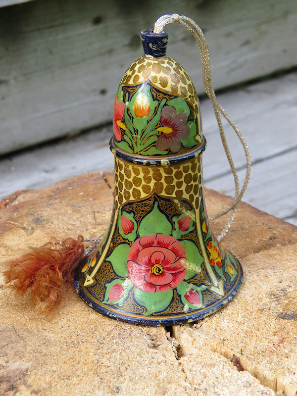 дерево, внутри - металлический бубенчик