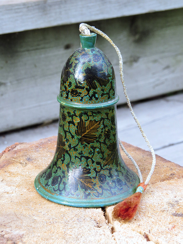 дерево, внутри -
металлический бубенчик