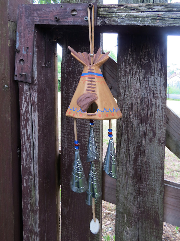 полимерная глина (?), кожа, жесть, бисер, кусочек
оленьего рога