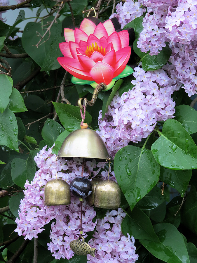 металлический
колокольчик с деревянной подвеской