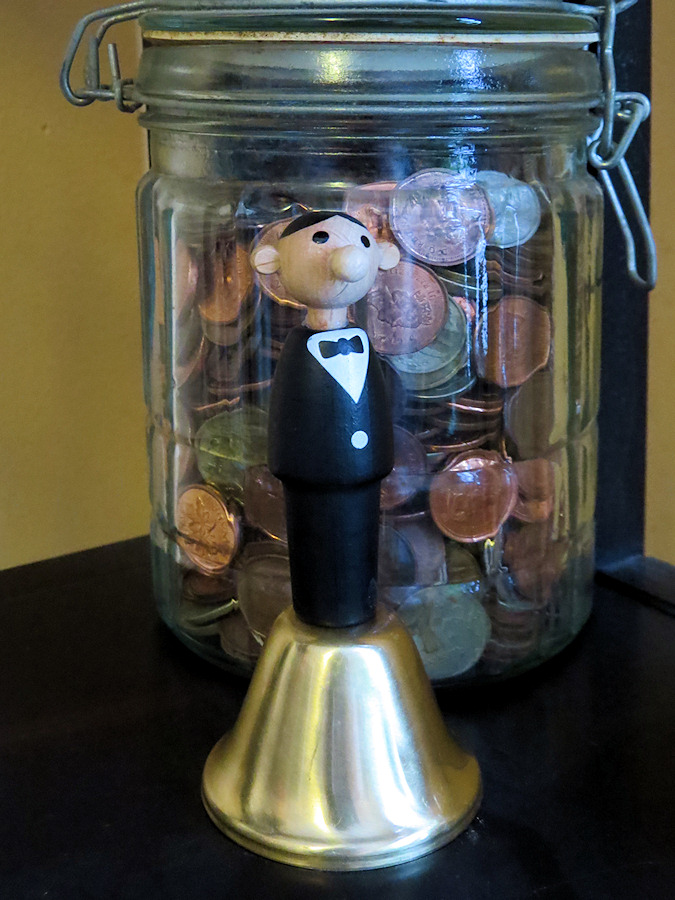 Латунный колокольчик с
деревянной фигуркой (берёза)