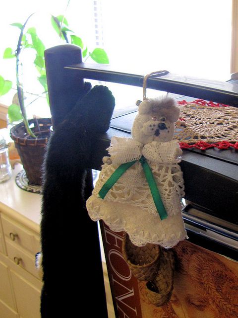 Там внутри бубенчик :-)