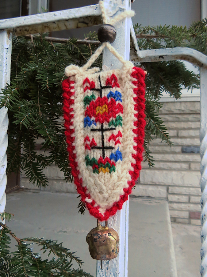 металлический
колокольчик с вязаной подвеской